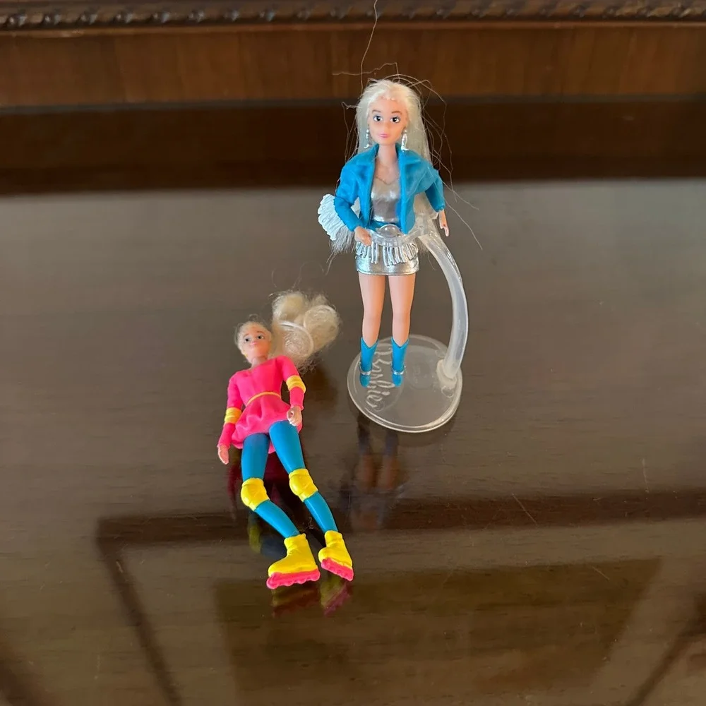 Mattel Barbie World's Smallest Barbie Mini Dolls Roller Skating Silver Dress
